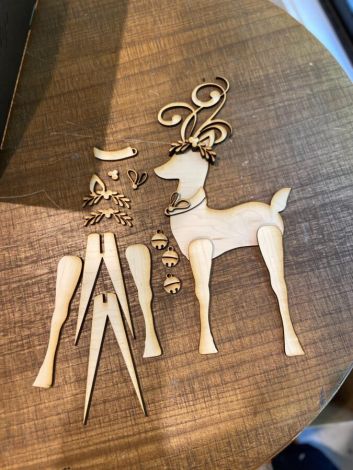 Letrero de Reno Invernal SVG 15” para Decoración Navideña con Corte Láser Glowforge