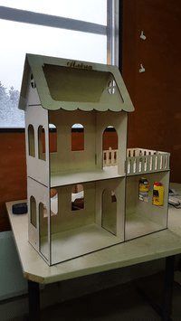 Casa de muñecas de tres niveles
