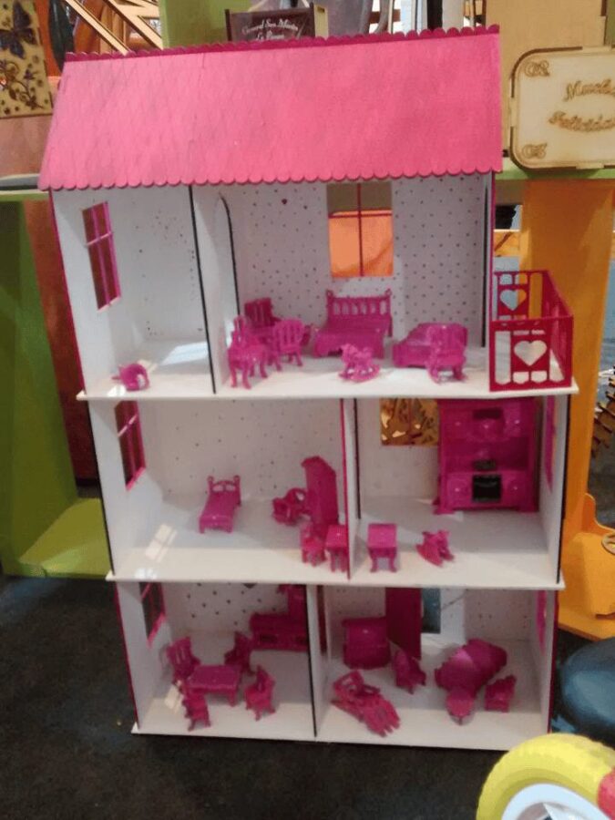Casa de muñecas con balcón decorativo