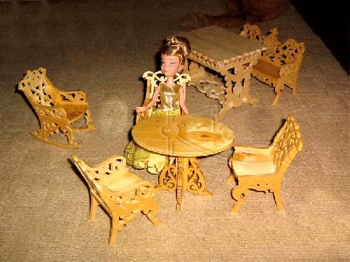 Sillas y mesa de madera en miniatura para decoración