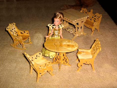 Sillas y mesa de madera en miniatura para decoración