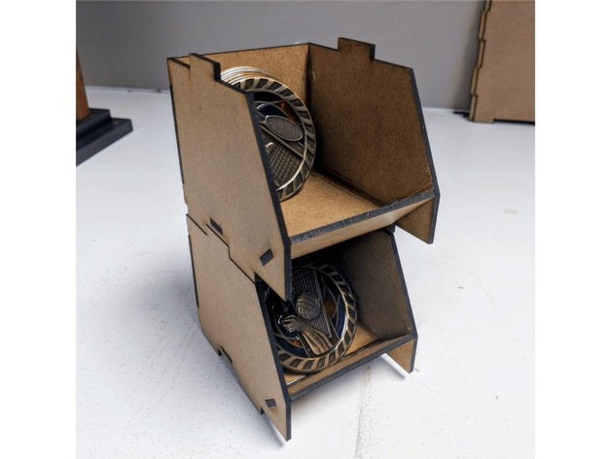 Caja apilable para almacenamiento eficiente