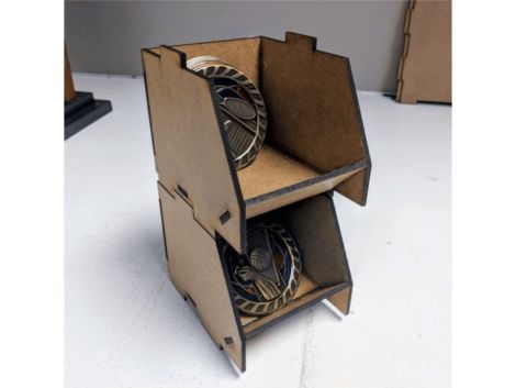 Caja apilable para almacenamiento eficiente