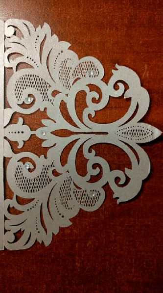 Invitación con Grecas Caladas: Diseño Elegante y Único