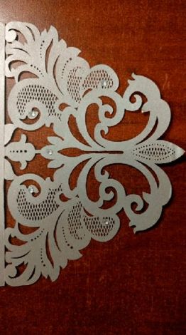 Invitación con Grecas Caladas: Diseño Elegante y Único