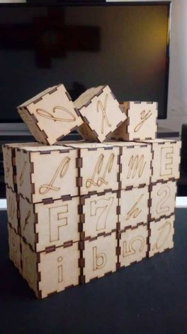 Cubos de letras y números para juegos educativos