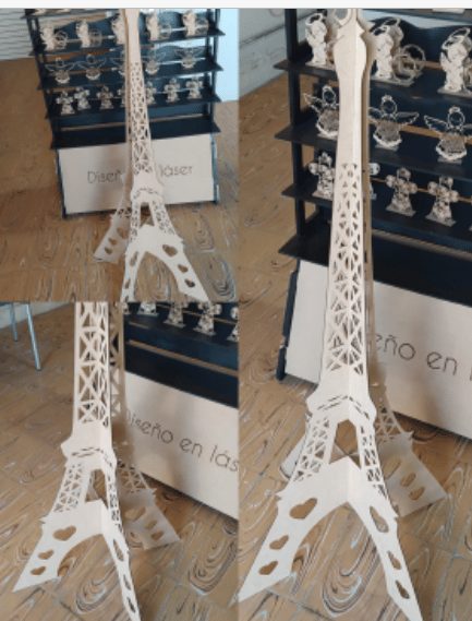 Torre Eiffel de Corazones: Un Romance en París