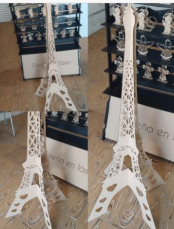 Torre Eiffel de Corazones: Un Romance en París