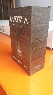 Caja de vino con copa incluida