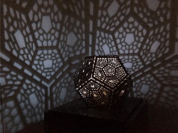 Lámpara de Pentágonos: Ilumina con Estilo Moderno