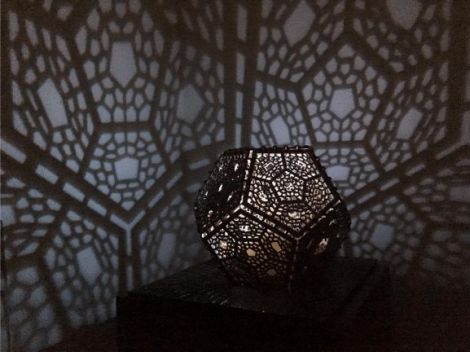 Lámpara de Pentágonos: Ilumina con Estilo Moderno