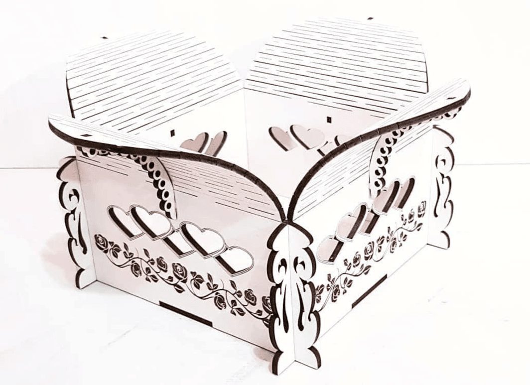 Caja decorativa de corazones y flores