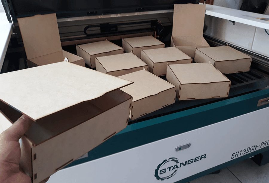 Caja rectangular con tapa abatible para almacenamiento