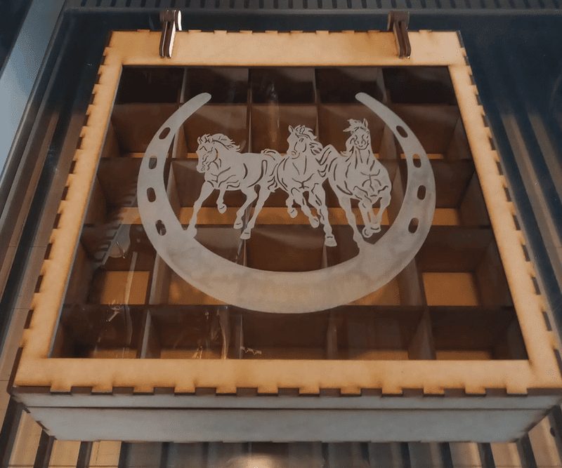 Caja cuadrada con bisagras y ventana de exhibición