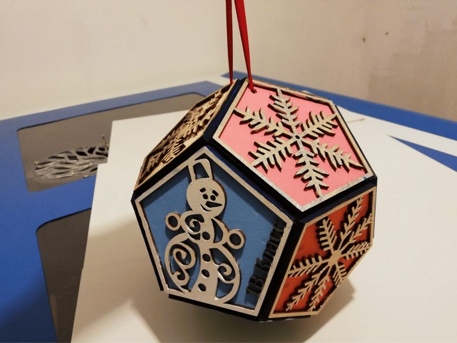 Esfera navideña poliedro decorativa