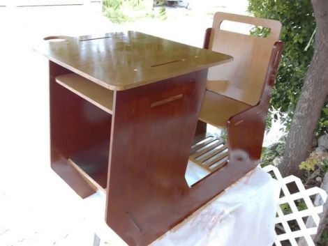 Pupitre escolar con silla integrada