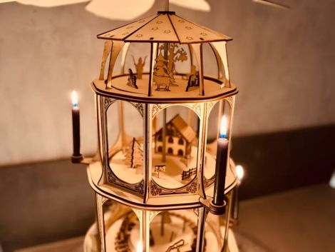Pirámide navideña gótica para decoración y corte láser