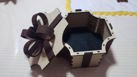 Elegante caja de regalo octogonal con lazo decorativo